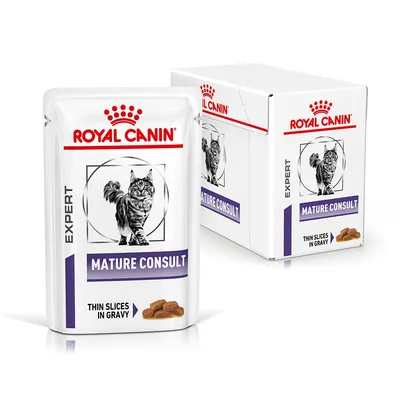 ROYAL CANIN EXPERT Mature Consult Thin Slices in Gravy – saszetka i opakowanie zbiorcze z wizerunkiem kota, widoczne kawałki karmy w sosie.