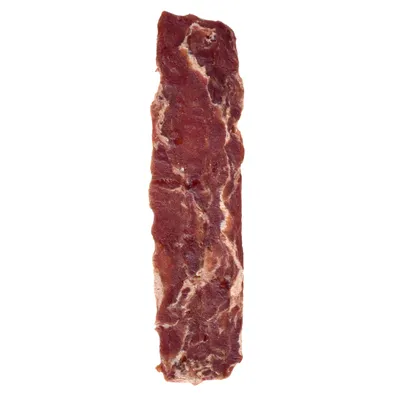 Egy darab szárított hús csík, barna, látható erezettel.