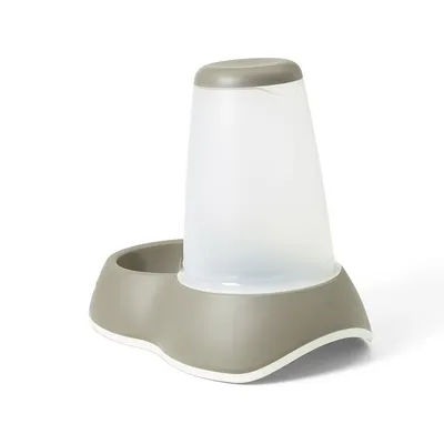 Muovinen automaattinen lemmikkien vesiautomaatti, jossa läpinäkyvä säiliö ja harmaa pohja. Yksi vesiastia, ei näkyvää brändiä tai tekstiä.