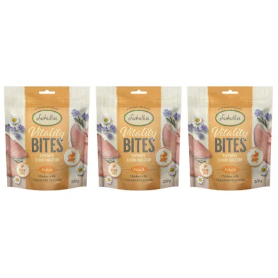 Lot de 3 sachets Lukullus Vitality Bites Adult, supports a good digestion, grain free, chicken with chicory and camomile, 200 g chacun. Texte en anglais sur l’emballage.