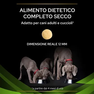 Alimento dietetico completo secco, adatto per cani adulti e cuccioli a partire dai 4 mesi di età. Dimensione reale crocchetta 12 mm. Tre cani grigi mangiano da ciotole.