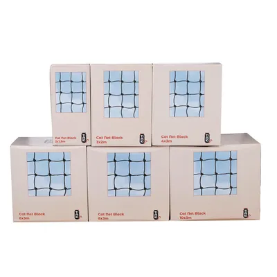 Verpackungen von Cat Net Black in verschiedenen Grössen: 2x1,5m, 3x2m, 4x3m, 6x3m, 8x3m und 10x3m. Schwarzes Netz sichtbar auf Verpackung.