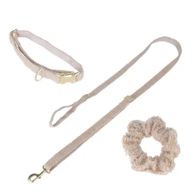 Szett bézs kutyanyakörvből, póráz aranyszínű fémrészekkel és hozzáillő scrunchie. Anyag bolyhos textúrával.