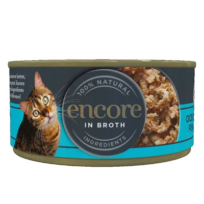 Консерва за котки encore in broth, 100% natural ingredients, изображение на котка и риба в бульон. Видима част от етикета: ocean fish.