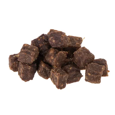 Gustări pentru câini, maro, în formă de cub, din carne uscată, fără ambalaj vizibil sau marcă.