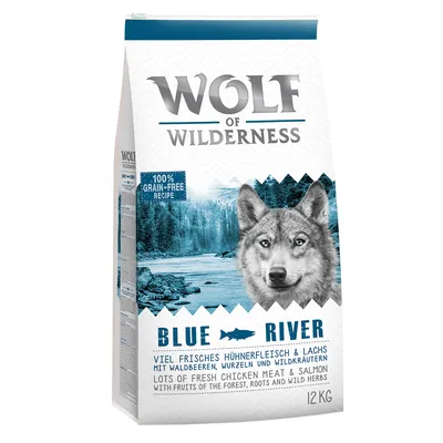 Wolf of Wilderness Blue River, 100% grain-free recipe, mycket färskt kycklingkött och lax, 12 kg. Text på engelska och tyska om ingredienser och smaker synlig på förpackningen.