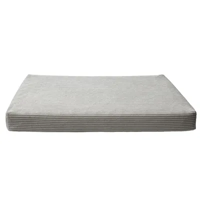 Coussin rectangulaire gris avec une structure apparente et une housse rayée. Coussin rectangulaire gris avec une structure apparente et une housse rayée.