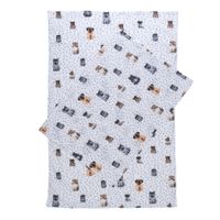 Coperta bianca con motivi di cani colorati e pois grigi, ideale per pet o uso decorativo.