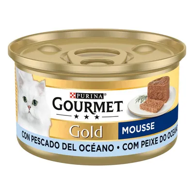 Κονσέρβα Purina Gourmet Gold Mousse με εικόνα γάτας, κομμάτι mousse σε πιάτο και κείμενο: CON PESCADO DEL OCÉANO • COM PEIXE DO OCEANO.