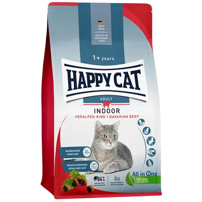Hrană uscată pentru pisici Happy Cat Adult Indoor Voralpen Rind Bavarian Beef, 1+ years, control bulgări de păr, control greutate, 86% proteină animală, imagine cu pisică gri pe ambalaj.