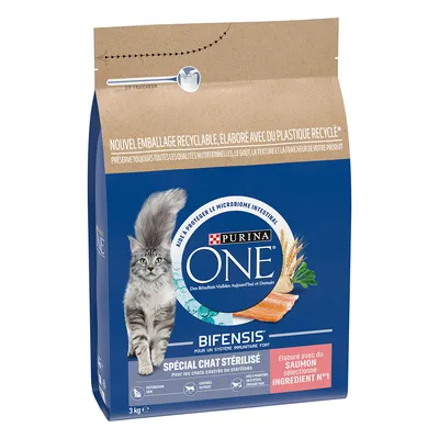 Purina ONE Bifensis Spécial Chat Stérilisé, 3 kg, para gatos esterilizados. Embalagem azul com imagem de gato e salmão. Texto em francês visível na embalagem. Purina ONE Bifensis Spécial Chat Stérilisé, 3 kg, para gatos esterilizados. Embalagem azul com imagem de gato e salmão. Texto em francês visível na embalagem.