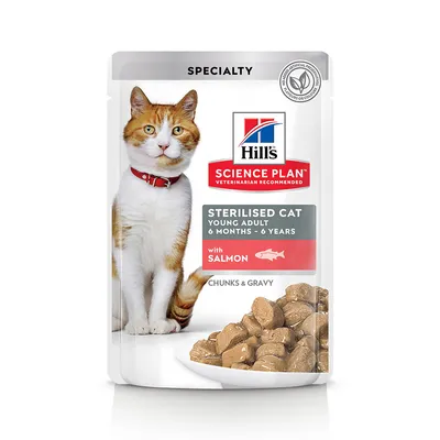 Hill's Science Plan Sterilised Cat Young Adult 6 months–6 years with Salmon, Chunks & Gravy. Billede af kat og skål med foder. Ingen kunstige konserveringsmidler.