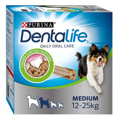 Purina Dentalife Daily Oral Care, chewy porous texture, medium voor honden 12–25 kg. Afbeelding van hond en kauwstaafje op de verpakking.