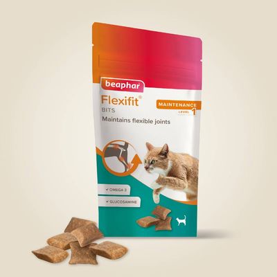 Beaphar Flexifit Bits, maintains flexible joints, maintenance level 1, with omega 3 and glucosamine. Image shows product pouch and treats.