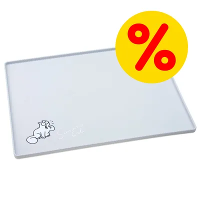 Tappetino bianco con bordo rialzato, angolo con disegno e scritta Simon's Cat, simbolo percentuale rosso su sfondo giallo in alto a destra.