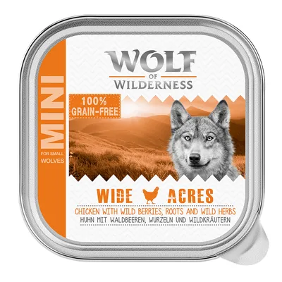 Barquette Wolf of Wilderness MINI 100% grain-free, Wide Acres, poulet avec baies sauvages, racines et herbes. Texte en anglais et allemand visible sur l’emballage.