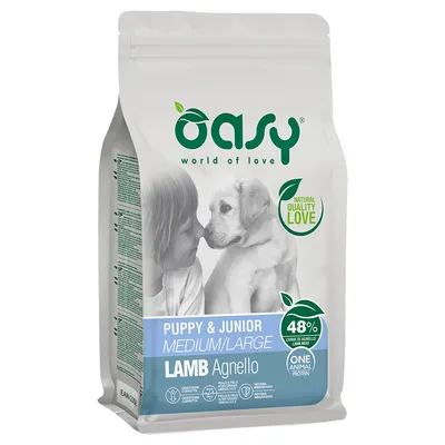 Oasy world of love Puppy & Junior Medium/Large LAMB Agnello, 48% carne de miel, Natural Quality Love, One Animal Protein. Ambalaj cu copil și cățel vizibili pe față.
