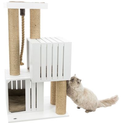 Tiragraffi bianco con colonne in sisal, corda pendente e cuccia imbottita; un gatto a pelo lungo chiaro si gratta su una colonna.