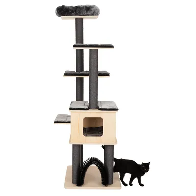 Kratzbaum aus Holz mit mehreren Ebenen, Höhle und Bürstenbogen. Schwarze Katze steht daneben.