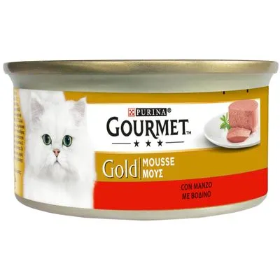 Blik Purina Gourmet Gold Mousse kattenvoer, afbeelding witte kat, tekst: 'Gold Mousse', 'con manzo', productafbeelding mousse op bord. Blik Purina Gourmet Gold Mousse kattenvoer, afbeelding witte kat, tekst: 'Gold Mousse', 'con manzo', productafbeelding mousse op bord.
