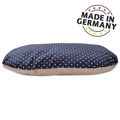 Poduszka dla psa z niebieskim wzorem w kropki i beżową krawędzią. Napis: Made in Germany z gwiazdkami w kolorach Niemiec.