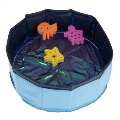 Piscina pieghevole azzurra per animali con tre giochi galleggianti a forma di pesce, tartaruga e stella marina in plastica colorata all'interno.