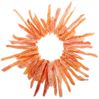 Getrocknete Hühnerstreifen in kreisförmiger Anordnung, orangefarbene Fleischstücke mit sichtbarer Textur.
