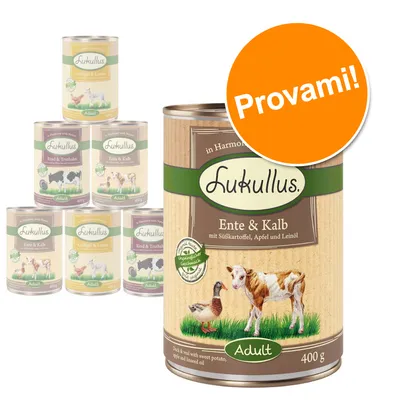 Lukullus Ente & Kalb Adult 400 g, con patata dolce, mela e olio di lino. Etichetta arancione con testo: Provami! Altri gusti Lukullus visibili sullo sfondo.