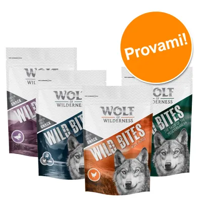 Confezioni di snack Wolf of Wilderness Wild Bites, vari gusti. Testo visibile: 'Grain Free Snack', 'Wild Bites', 'The taste of the Mediterranean'. Bollino arancione: 'Provami!'.
