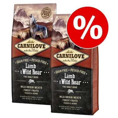 Twee zakken Carnilove into the Wild hondenvoer, Lamb & Wild Boar, grain-free, potato-free. Grote rode kortingssymbool met procentteken zichtbaar op de verpakking.