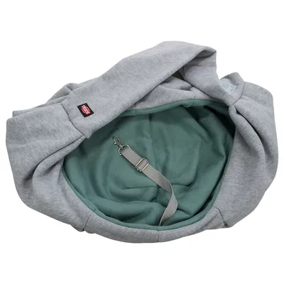 Vue d'une poche en tissu gris et vert avec sangle de sécurité à mousqueton, étiquette rouge Trixie visible sur le bord extérieur.