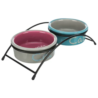 Doppelnapf-Set mit Metallgestell, zwei Keramiknäpfe: einer rosa mit 'nice'-Schriftzug, einer blau mit 'Cat'-Schriftzug.