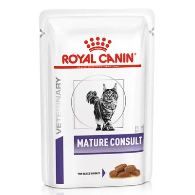 Royal Canin Veterinary Mature Consult kattenvoer, afbeelding van kat en stukjes vlees in saus. Tekst: Thin slices in gravy.