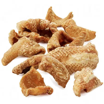Knapperige varkensoren als natuurlijke snack, ongekruid en gedroogd.