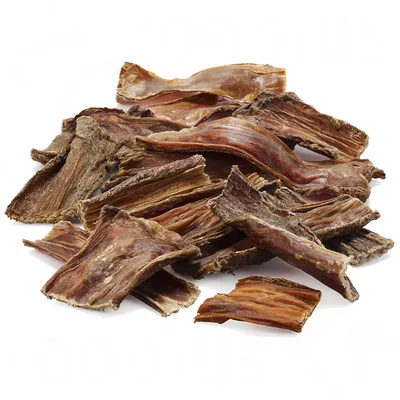 Szárított húscsíkok, barna, különböző méretek. Alkalmas snacknek vagy jutalomnak háziállatok számára.