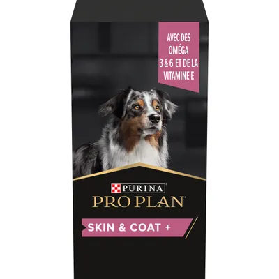 Purina Pro Plan Skin & Coat + dog food packaging with a photo of a dog. Text in French: AVEC DES OMÉGA 3 & 6 ET DE LA VITAMINE E. Purina Pro Plan Skin & Coat + dog food packaging with a photo of a dog. Text in French: AVEC DES OMÉGA 3 & 6 ET DE LA VITAMINE E.