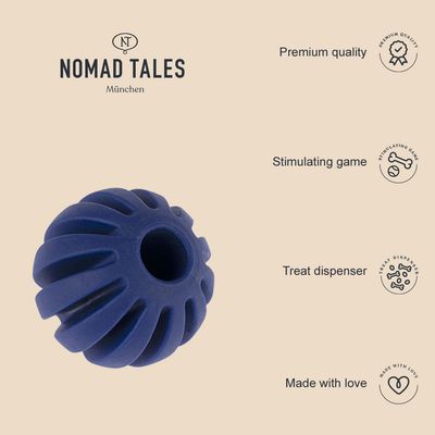 Nomad Tales München, Premium quality, Stimulating game, Treat dispenser, Made with love. Blau rubberen bal met openingen zichtbaar.