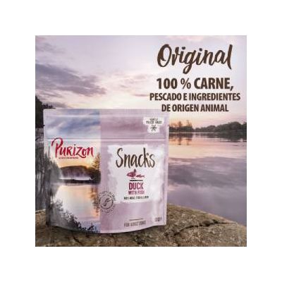 Purizon Snacks Duck with Fish. Original. 100 % carne, pescado e ingredientes de origen animal. Bolsa de snacks sobre fondo de lago al atardecer.
