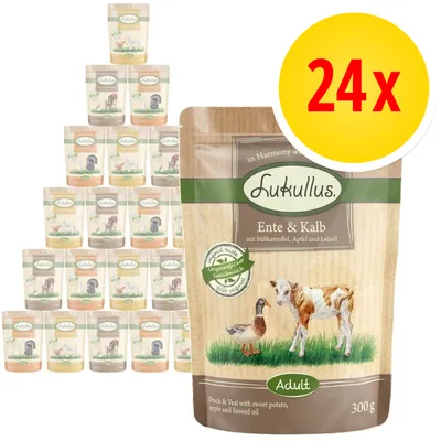 Lukullus Ente & Kalb Adult 300 g, balení 24×. Na obalu kachna a tele, text: Duck & Veal with sweet potato, apple and linseed oil. Různé příchutě v pozadí.