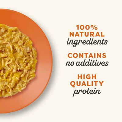 100% NATURAL ingredients, CONTAINS no additives, HIGH QUALITY protein. Tekst w języku angielskim widoczny obok talerza z jedzeniem.