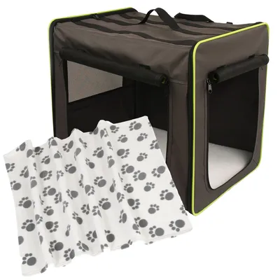 Transportkasse af stof med bærehåndtag, netvinduer og gule detaljer. Hvidt tæppe med sorte pote-mønstre i forgrunden. Transportkasse af stof med bærehåndtag, netvinduer og gule detaljer. Hvidt tæppe med sorte pote-mønstre i forgrunden.