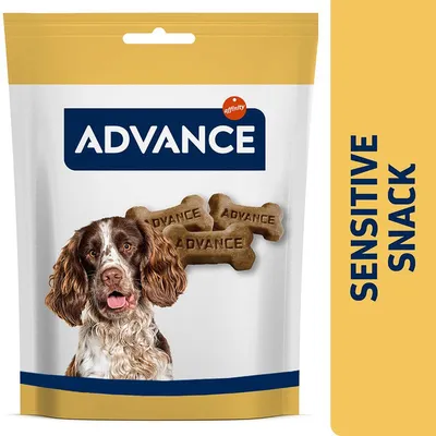 Confezione di snack per cani Advance con immagine di cane, biscotti a forma di osso con scritta 'ADVANCE', testo visibile: 'SENSITIVE SNACK'. Marchio Affinity. Confezione di snack per cani Advance con immagine di cane, biscotti a forma di osso con scritta 'ADVANCE', testo visibile: 'SENSITIVE SNACK'. Marchio Affinity.