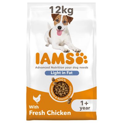 IAMS Light in Fat pasja hrana s svežim piščancem, 12 kg, za pse stare 1+ let. 100 % Complete & Balanced Nutrition. Vidno: napis 'Advanced Nutrition your dog needs'.