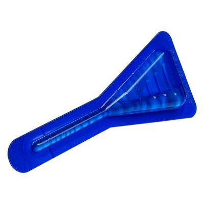 Blauw kunststof hulpmiddel met brede driehoekige kop en smal handvat, zonder merknaam of tekst zichtbaar.