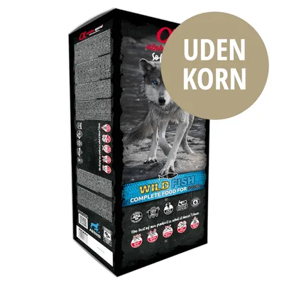 Alpha Spirit Wild Fish Complete Food for Dogs, UDEN KORN, tekst og ikoner på emballagen, billede af ulv foran vand. Synlig engelsk tekst: 'WILD FISH COMPLETE FOOD FOR DOGS'. Alpha Spirit Wild Fish Complete Food for Dogs, UDEN KORN, tekst og ikoner på emballagen, billede af ulv foran vand. Synlig engelsk tekst: 'WILD FISH COMPLETE FOOD FOR DOGS'.