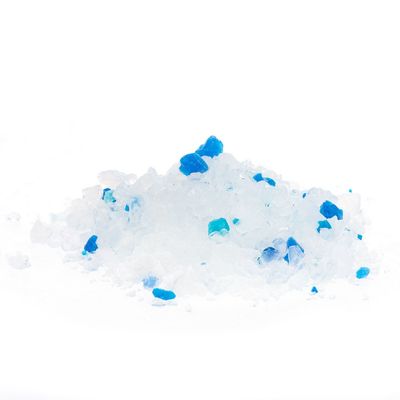 Hoop transparante en blauwe silica korrels, zichtbaar als kattenbakvulling. Geen merknaam of tekst aanwezig.