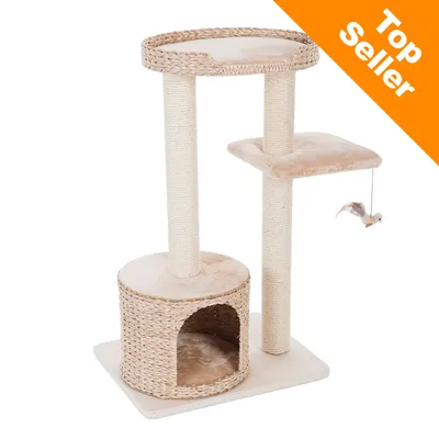 Klösträd med två sisalstolpar, en rund koja i flätad naturfiber, två liggplatser och hängande leksak. Orange hörn med texten 'Top Seller'.