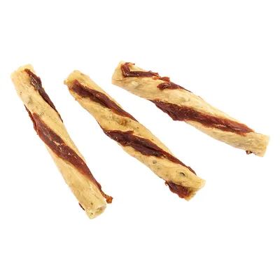 Tre tvinnade tuggpinnar med ljus bas och mörka köttstrimlor, lämpliga som godis eller sysselsättning för husdjur.