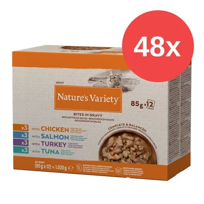 Caja de Nature's Variety Bites in Gravy para gatos adultos, 48 sobres de 85 g. Variedades: pollo, salmón, pavo y atún. Texto visible: complete & balanced, sin colorantes ni conservantes artificiales.