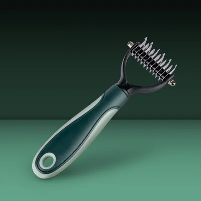 Pettine districante con manico ergonomico e denti in acciaio inox su due lati per la cura del pelo.
